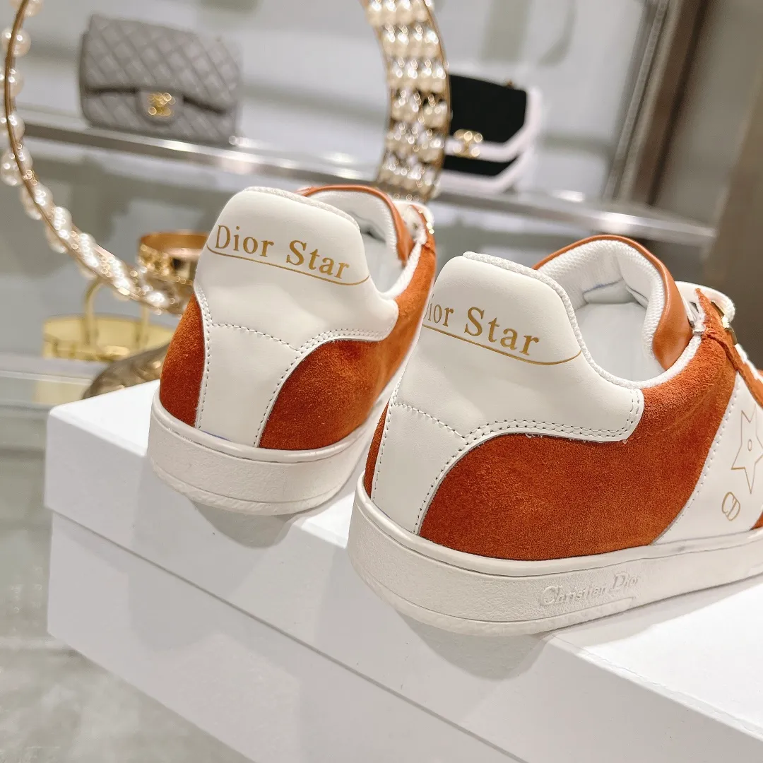 👟👟Ex-factory price 560👟👟Dior2024 new white shoes, Dior Dior Star women's sports shoes, very light summer white shoes. The upper is carefully made of imported suede, decorated with tonal suede panels, metal stars decorate the lace eyelets, and breathable mesh inside. The upper is punched and designed not to stuffy the feet. It is equipped with Christian Dior logo and thin soles. The thick sole is suitable for all seasons! Size: 35-41 (40 and 41 are customized and cannot be returned or exchanged)